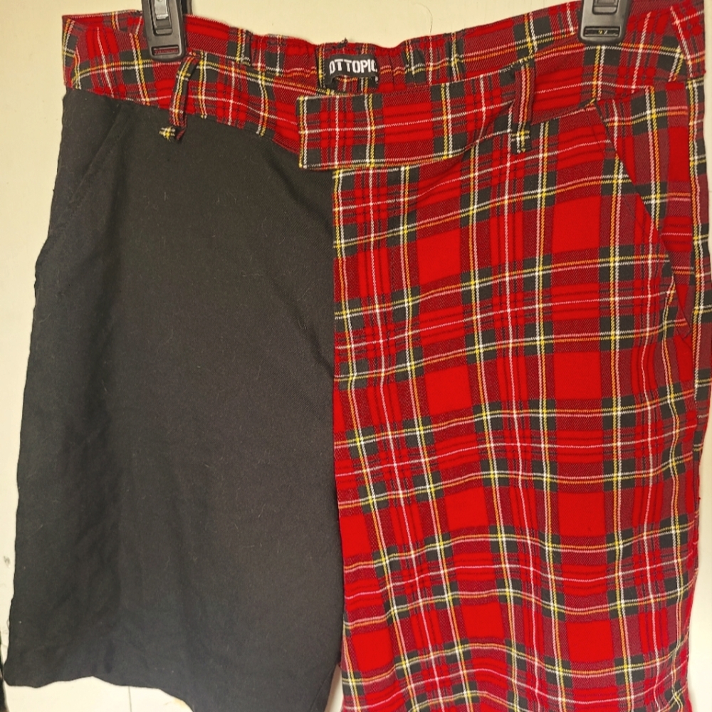 HOTTOPIC black and red plaid shorts